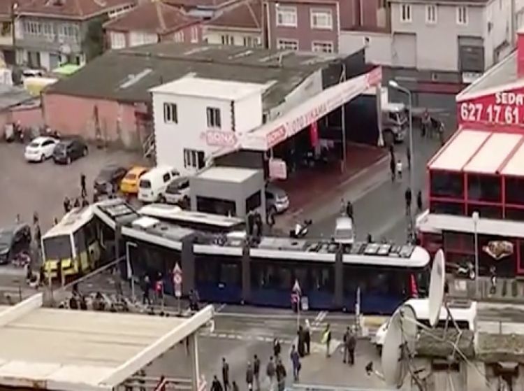 İstanbulda tramvayla avtobus toqquşdu:  19 yaralı - VİDEO
