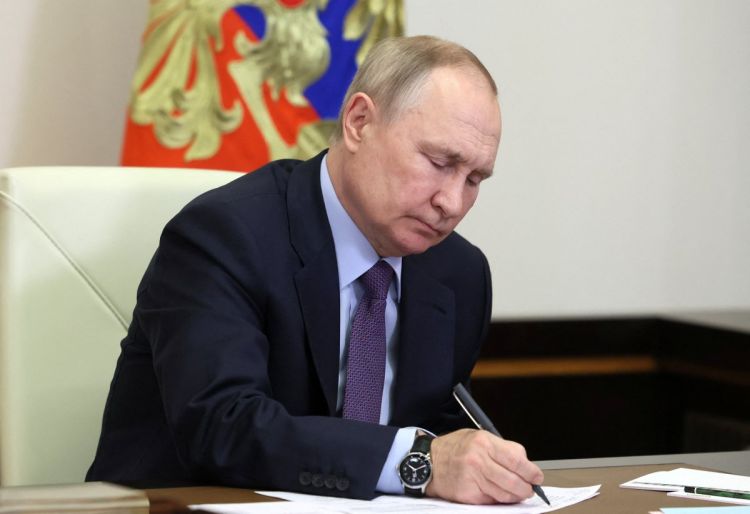 Putin LGTB ilə bağlı təbliğatı qadağan edən qanunu  təsdiq etdi