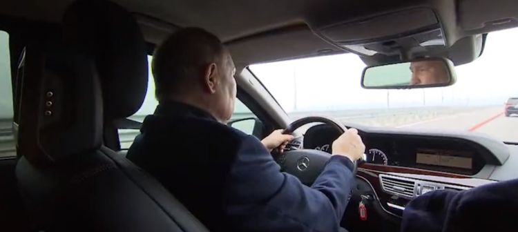 Putin partladılan Krım körpüsündə avtomobil sürdü - FOTO/VİDEO
