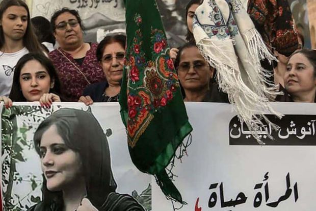 İranda baş örtüyü olmayan qadınların bank hesabı bağlanacaq -  FOTO