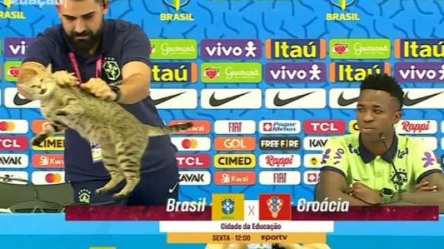 Ulduz futbolçu tərcüməçinin hərəkətinə mat qaldı Ulduz futbolçu tərcüməçinin hərəkətinə mat qaldı