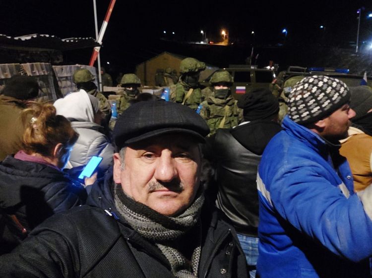 Qaziler.az saytının baş redaktoru Şuşa-Xankəndi yolunda: "Etirazçıların sayı çoxalır" - FOTO Qaziler.az saytının baş redaktoru Şuşa-Xankəndi yolunda: "Etirazçıların sayı çoxalır" - FOTO