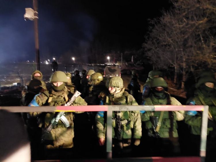 Sülhməramlılar gecə saatlarında aksiyaçıların qarşısına daha çox canlı qüvvə çıxartdılar Sülhməramlılar gecə saatlarında aksiyaçıların qarşısına daha çox canlı qüvvə çıxartdılar