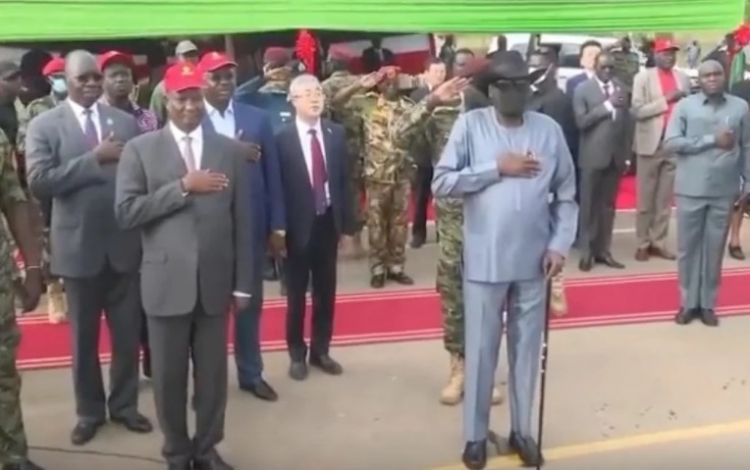 Cənubi Sudan prezidenti himni oxuyarkən altına isladıb - VİDEO