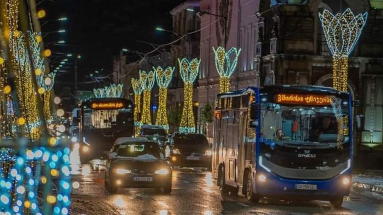 Sərnişinlərin olduğu avtobusu qaçırmağa cəhd edən şəxs məhkəmə zalından azadlığa buraxılıb