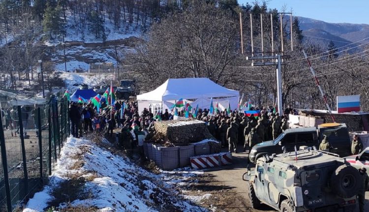 Ermənilər Şuşa yolundakı sülhməramlıların postuna doğru  yürüşə hazırlaşır