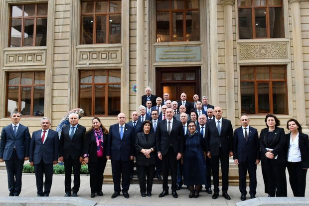 İlham Əliyev Qərbi Azərbaycan İcmasının inzibati binasında yaradılan şəraitlə tanış olub - FOTO - YENİLƏNİB İlham Əliyev Qərbi Azərbaycan İcmasının inzibati binasında yaradılan şəraitlə tanış olub - FOTO - YENİLƏNİB