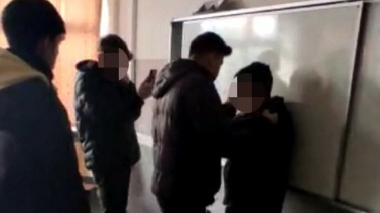 Türkiyədə sinifyoldaşları qüsurlu uşağı döydü: 4 nəfər saxlanılıb - VİDEO