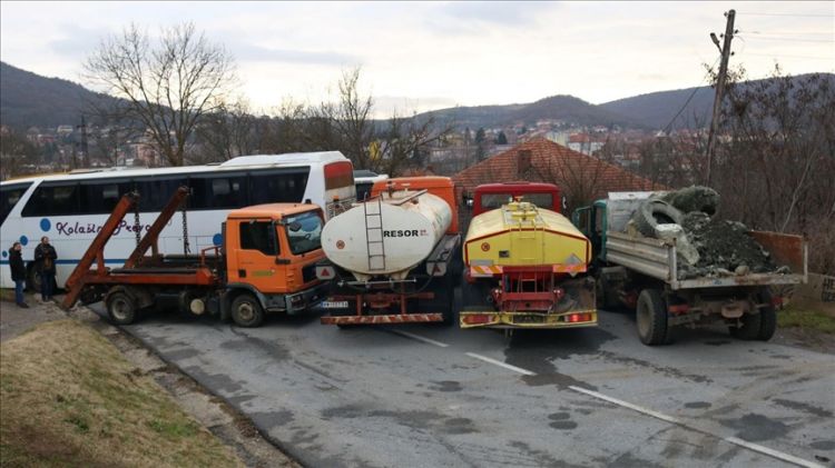 Kosovada barrikadalar götürüldü - FOTO