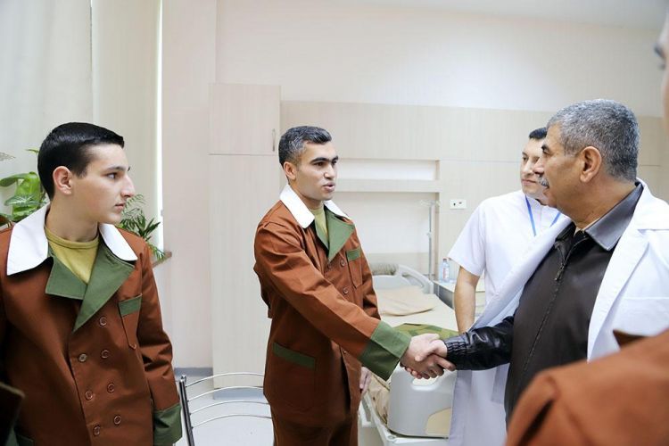 Zakir Həsənov hospitalda müalicə olunan hərbçilərlə görüşüb - FOTO - VİDEO