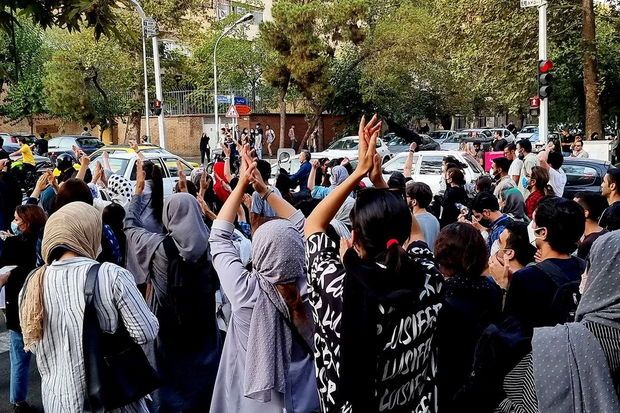 Sakinlər Tehran küçələrində toplaşmağa başlayıblar - VİDEO