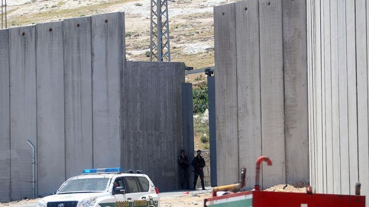 İsrail Qəzza zolağı ilə sərhəddə beton divar hörür İsrail Qəzza zolağı ilə sərhəddə beton divar hörür