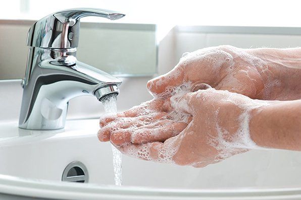 Həkim antibakterial sabunun faydaları haqqında mifi dağıtdı