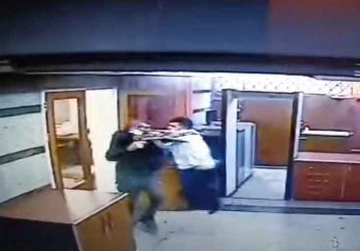 Tehrandakı səfirliyimizə hücum edən terrorçunu tərk-silah edən şəxs kimdir? - VİDEO Tehrandakı səfirliyimizə hücum edən terrorçunu tərk-silah edən şəxs kimdir? - VİDEO