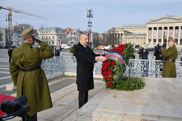 İlham Əliyev Budapeştdə naməlum əsgərin məzarını ziyarət edib