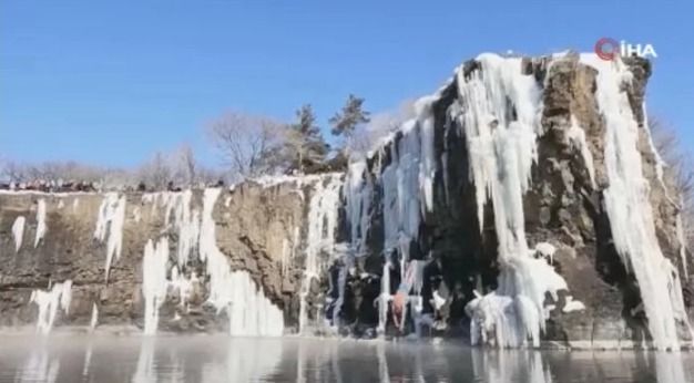 Yaşlı adam hündürlükdən buz kimi suya atıldı -  VİDEO Yaşlı adam hündürlükdən buz kimi suya atıldı -  VİDEO
