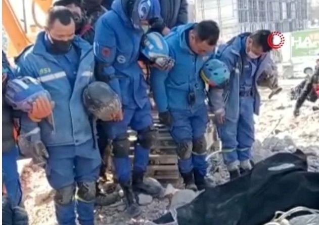 Çinli xilasedicilərdən həlak olan zəlzələ qurbanlarının xatirəsinə   EHTİRAM - VİDEO Çinli xilasedicilərdən həlak olan zəlzələ qurbanlarının xatirəsinə   EHTİRAM - VİDEO