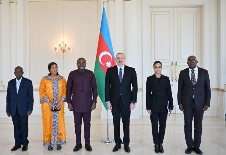 İlham Əliyev Anqolanın yeni səfirini qəbul edib - FOTO - Yenilənib İlham Əliyev Anqolanın yeni səfirini qəbul edib - FOTO - Yenilənib