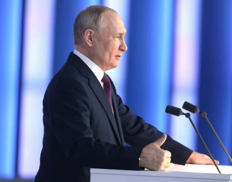 Ekspert Putinin mimika və jestlərini izah etdi: "Gülür və dodaqlarını büzürsə..."