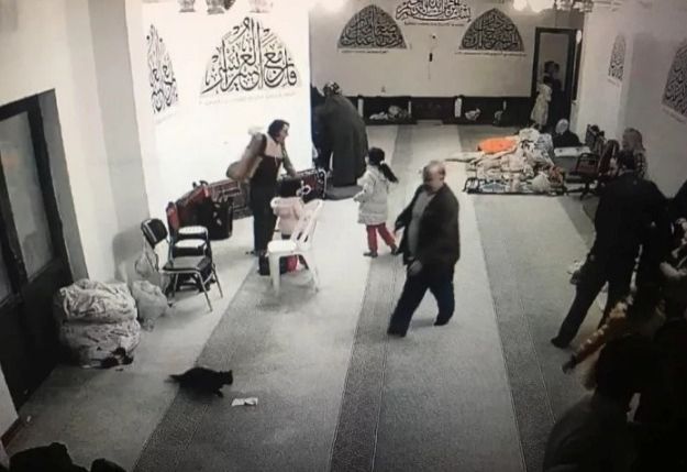 Zəlzələdə hamı canını qurtarmaq üçün qaçdı, o isə...- VİDEO Zəlzələdə hamı canını qurtarmaq üçün qaçdı, o isə...- VİDEO