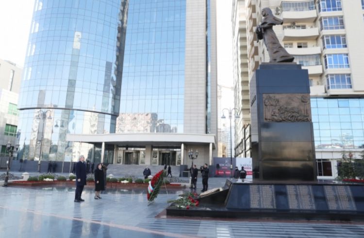 Dövlət və hökumət rəsmiləri Xocalı soyqırımı abidəsini ziyarət ediblər Dövlət və hökumət rəsmiləri Xocalı soyqırımı abidəsini ziyarət ediblər