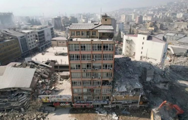 Kahramanmaraşda 52 illik yaşı olan bina zəlzələdə dağılmayıb Kahramanmaraşda 52 illik yaşı olan bina zəlzələdə dağılmayıb