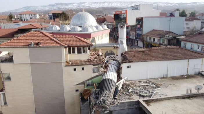 Zəlzələdə aşan minarə binanı ikiyə böldü -  FOTO - VİDEO
