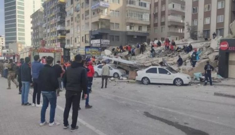 Türkiyədə zədəli bina çöküb