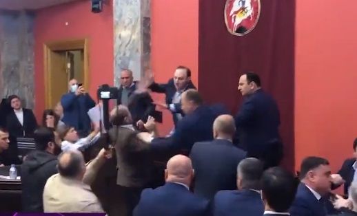 Gürcüstan parlamentində qalmaqallı qanunun müzakirəsi zamanı  ƏLBƏYAXA DAVA - VİDEO
