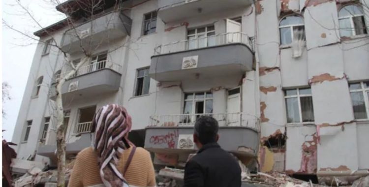 Zəlzələ vaxtı 3-cü mərtəbədə qaldılar Zəlzələ vaxtı 3-cü mərtəbədə qaldılar