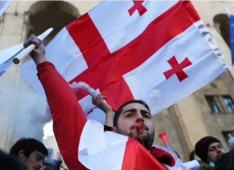 Polis Tbilisidə etirazları yatırmaq üçün gözyaşardıcı qazdan istifadə edib Polis Tbilisidə etirazları yatırmaq üçün gözyaşardıcı qazdan istifadə edib