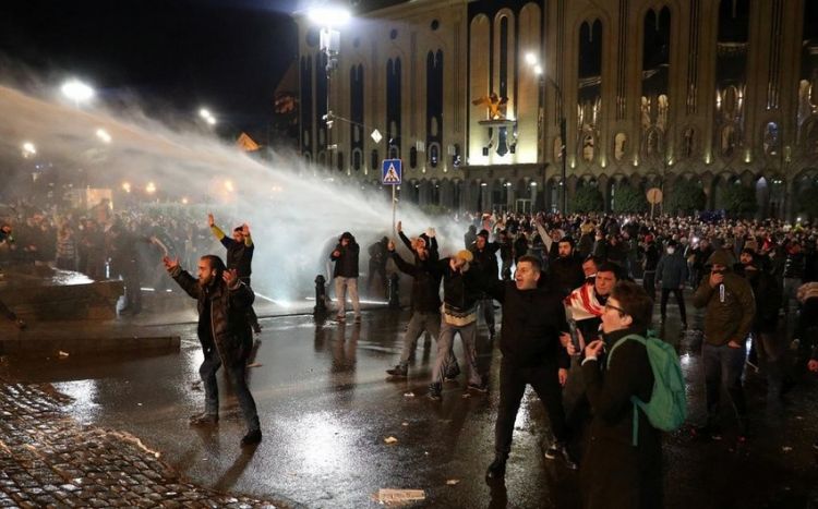 Tbilisidə iğtişaşlar səngimir:  Ölkədə həbslər başlayıb –  FOTO/VİDEO Tbilisidə iğtişaşlar səngimir:  Ölkədə həbslər başlayıb –  FOTO/VİDEO