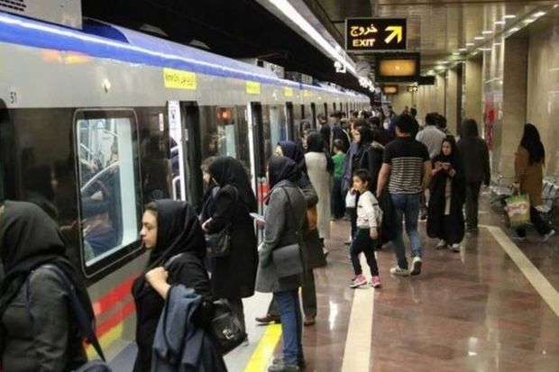 Tehran metrosunda qəzəbli tələbələr qərargah işçisini qovdular - VİDEO