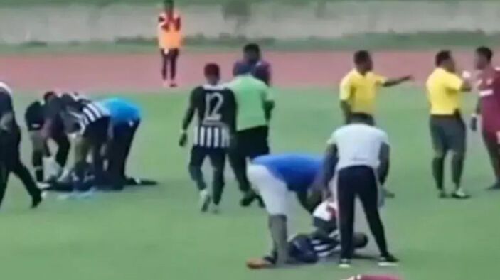 Keniyada ildırım meydanda oynayan 2 futbolçunu vurub öldürdü