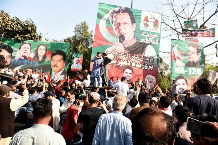 İmran Xanın tərəfdarları ilə polis arasındakı qarşıdurmanın  GÖRÜNTÜSÜ - FOTO - VİDEO İmran Xanın tərəfdarları ilə polis arasındakı qarşıdurmanın  GÖRÜNTÜSÜ - FOTO - VİDEO