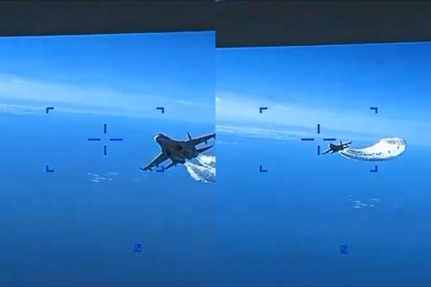 Rusiyanın “Su-27” təyyarəsi ilə ABŞ PUA-sının toqquşma anı -  VİDEO