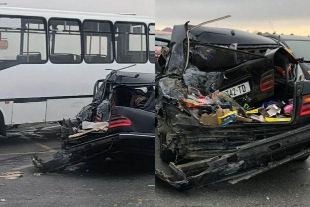 Paytaxtda sərnişin avtobusu “Mercedes”lə toqquşdu - FOTO