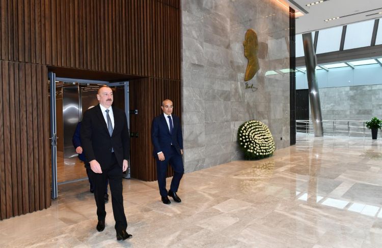 İlham Əliyev dövlət xidmətinin yeni binasının açılışında
