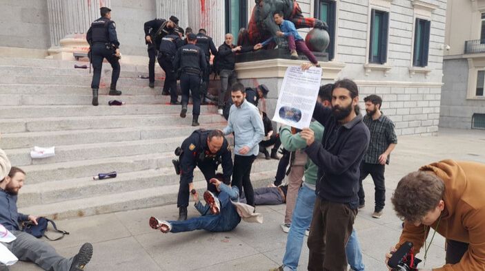 İspaniyada parlament binasına boya ilə hücum etdilər: 9 nəfər həbs edildi