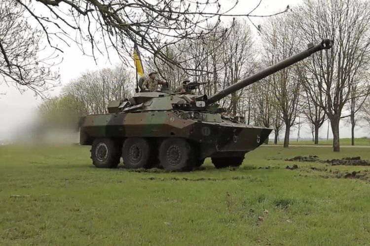Reznikov Fransanın göndərdiyi "AMX-10" tanklarını sürdü - VİDEO