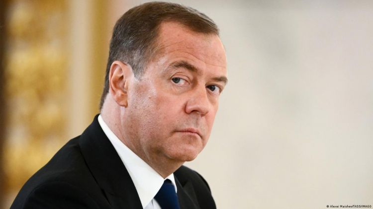 Medvedev Almaniyanın müdafiə nazirini  HƏDƏLƏDİ