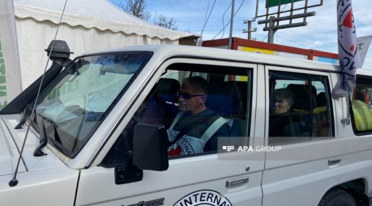 BQXK-ya məxsus 4 minik maşını Laçın istiqamətinə maneəsiz keçid edib BQXK-ya məxsus 4 minik maşını Laçın istiqamətinə maneəsiz keçid edib