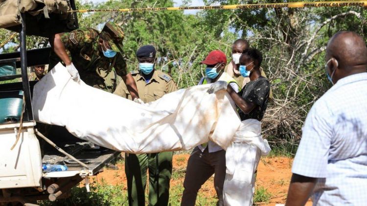 Keniyada Hz.İsaya qovuşmaq üçün ac qalaraq ölənlərin sayı artıb - FOTO Keniyada Hz.İsaya qovuşmaq üçün ac qalaraq ölənlərin sayı artıb - FOTO