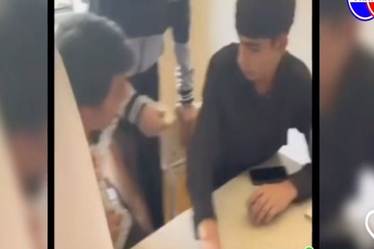 Azərbaycanda şagirdlər məktəbdə qumar oynadılar - VİDEO Azərbaycanda şagirdlər məktəbdə qumar oynadılar - VİDEO