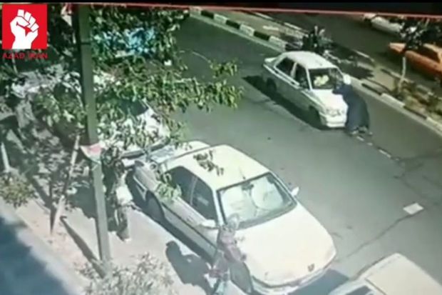İranda avtomobil mollanı vurdu: Din xadimi kapotun üstündə hərəkət etdi -  VİDEO