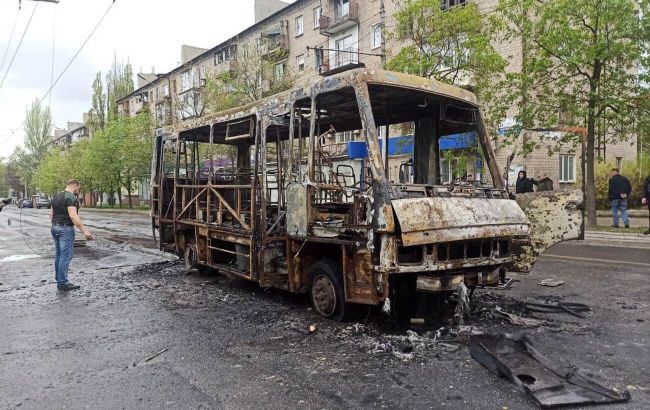 Donetskin mərkəzi atəşə tutulub, mərmi avtobusun üzərinə düşüb, ölənlər var - VİDEO