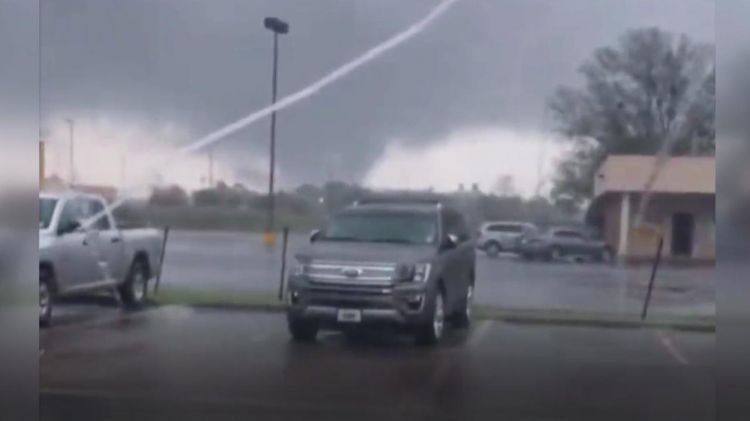 ABŞ-da tornadoda maşınları havada uçurtdu - VİDEO