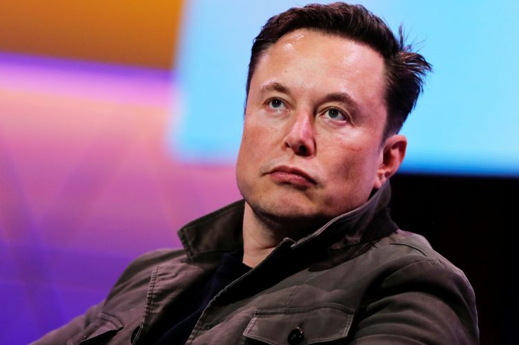 Elon Musk hər yerə təyyarə ilə gedir