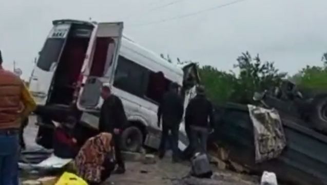 Kürdəmirdə "Kamaz" mikroavtobusla toqquşub, 3 nəfər ölüb, 3 nəfər yaralanıb - VİDEO