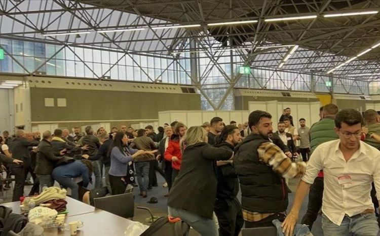 PKK tərəfdarları Amsterdamda Türkiyənin seçki məntəqəsində müşahidəçilərə hücum edib PKK tərəfdarları Amsterdamda Türkiyənin seçki məntəqəsində müşahidəçilərə hücum edib